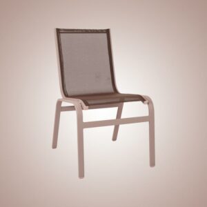 Cadeira Ibiza, estrutura de alumínio e com braços e acabamento em Tela Sling. Foto Diagonal